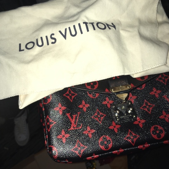 Louis Vuitton Metis Pochette
Monogram Infra-rouge Limited Edition - Picture 4 of 5